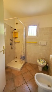 La salle d'eau de la chambre 