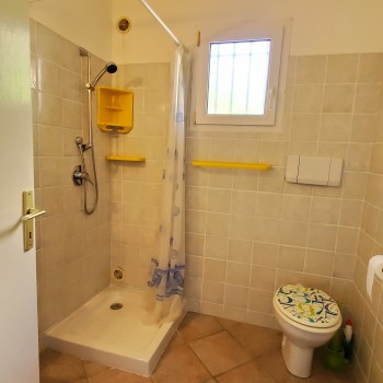La salle d'eau de la chambre 