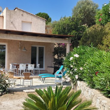 La maison avec ses terrasses avant